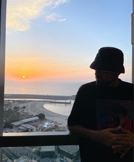 KEWAN LIGGER BEATET NORMAL